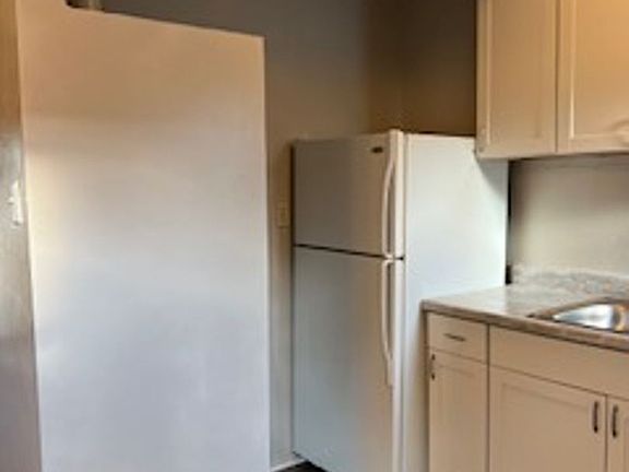 5th image of 675 Denslowe Dr APT D