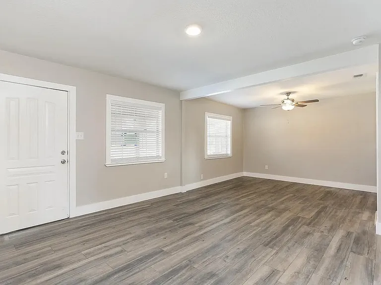 457 W Merriweather St — Photo 2