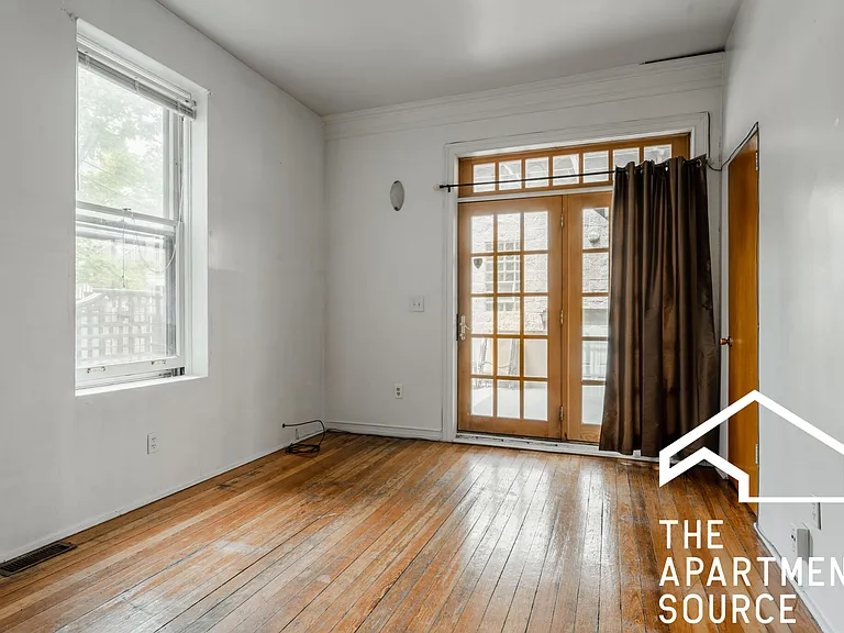 2334 N Wayne Ave #1R — Photo 2
