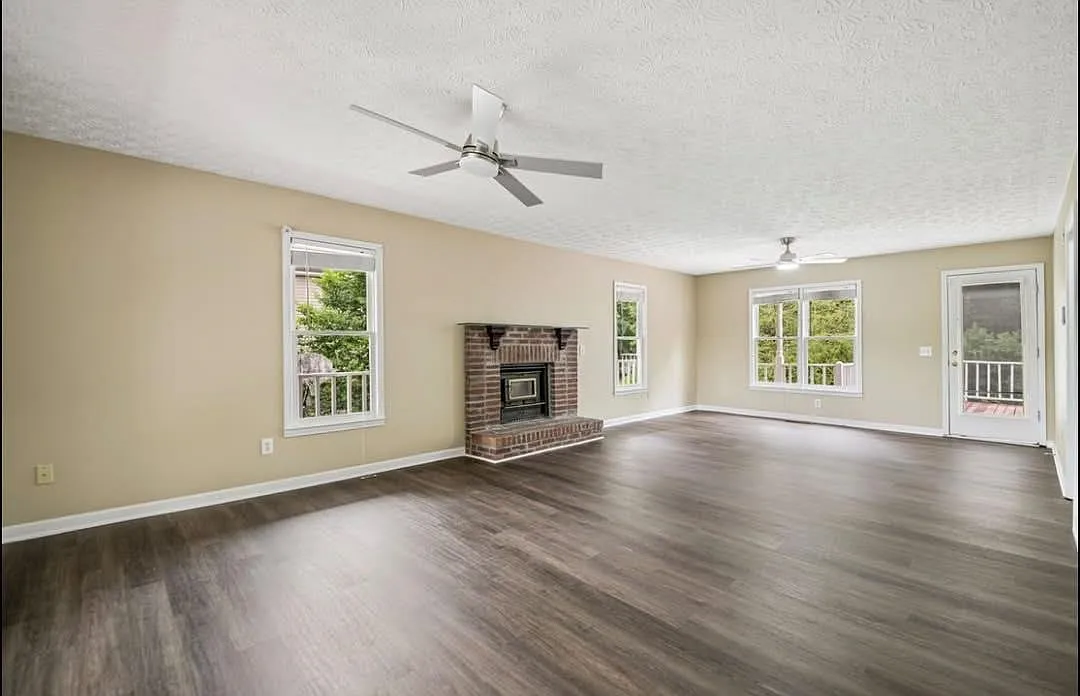4 bed, 2.5 bath, 2404 sqft, $2,250 — Photo 3