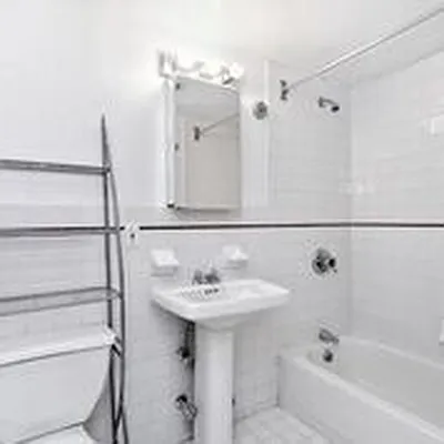 Rented by Up Real Estate Advisors LLC | media 39