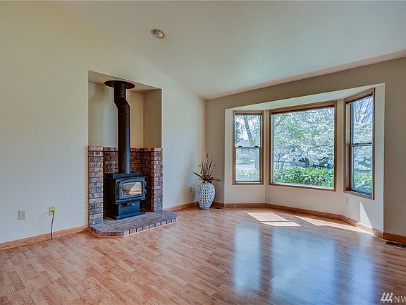 5th image of 550 NW Lateen St