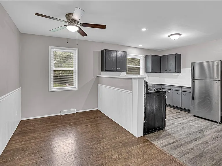 7715 NE 56th St — Photo 3