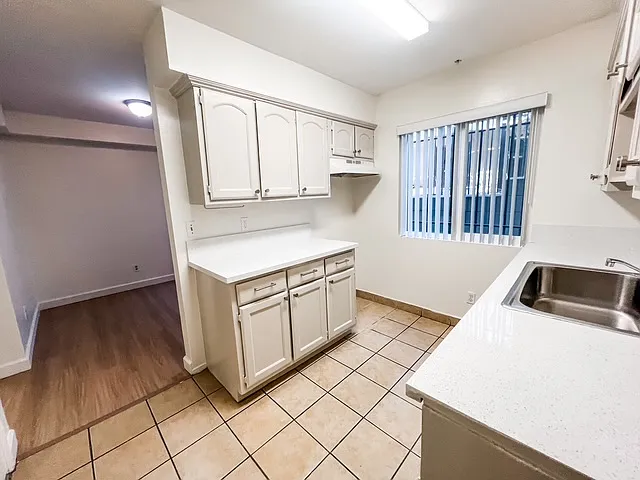 3 bed, 1.5 bath, 1040 sqft, $3,995 — Photo 4