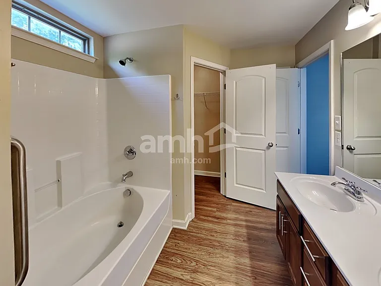 484 Albion Cir — Photo 13