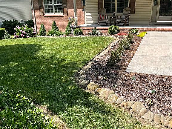 3rd image of 121 Hamlet Dr