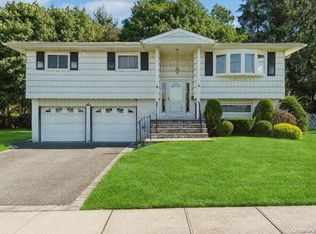 6 Paula St, Hicksville, NY 11801