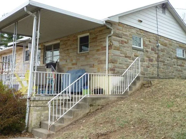 301 Denison Dr, Dauphin, PA 17018