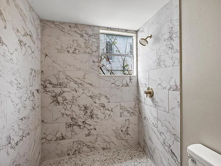 1724 Winnie St — Photo 7