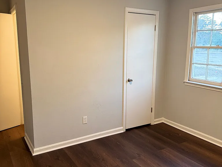 1221 Southwood Dr — Photo 5