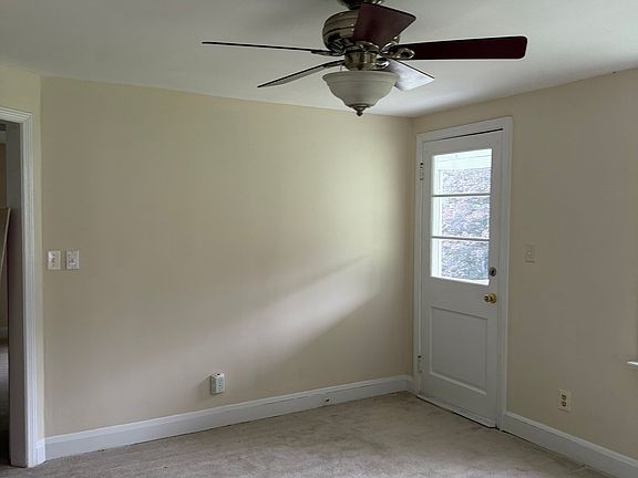 Living Room: 187 sq ft