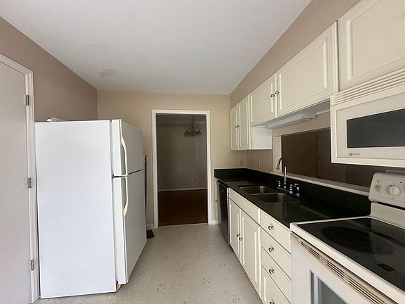 5th image of 2421 Barnside Ct