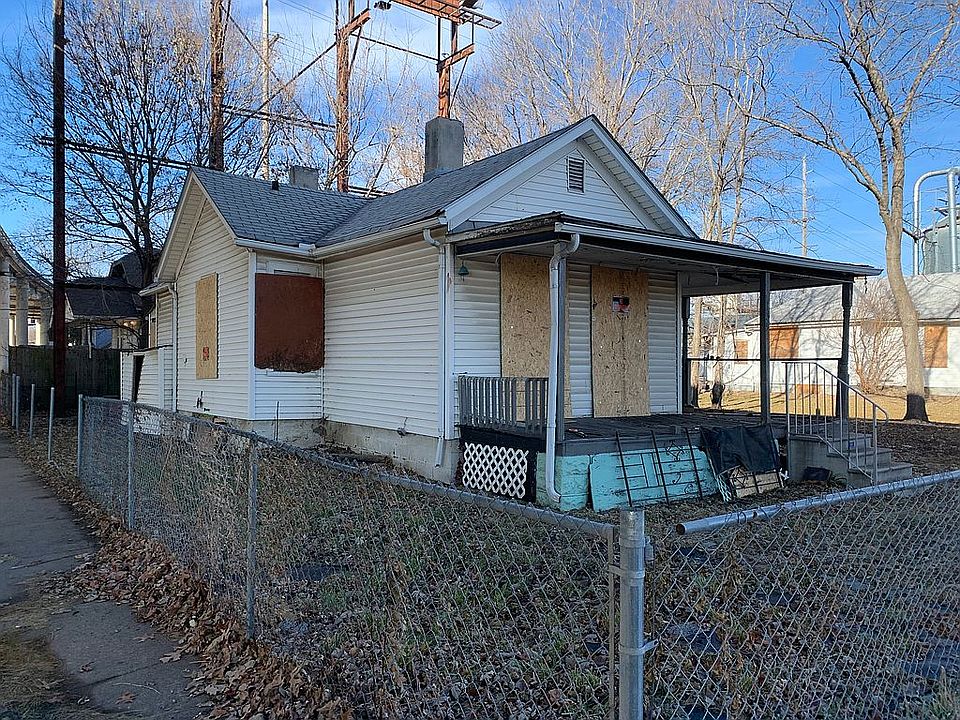 2nd image of 135 SW Van Buren St
