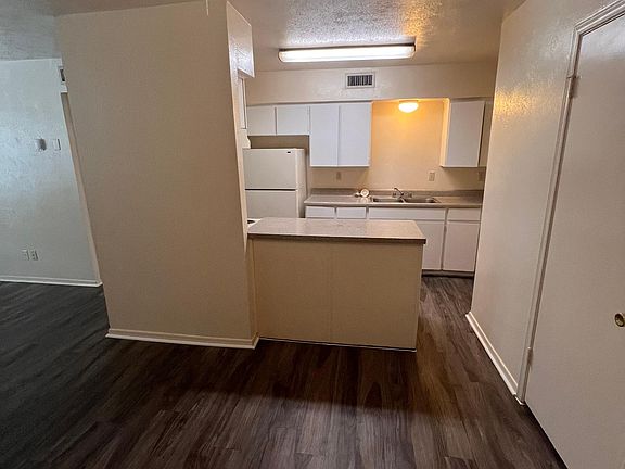 2nd image of 3002 Park Square Dr #201