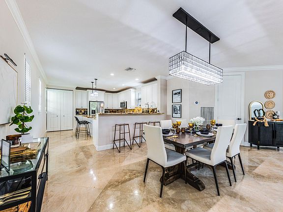4th image of 824 SW 10th St #824