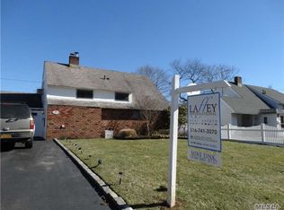 55 March Ln, Westbury, NY 11590