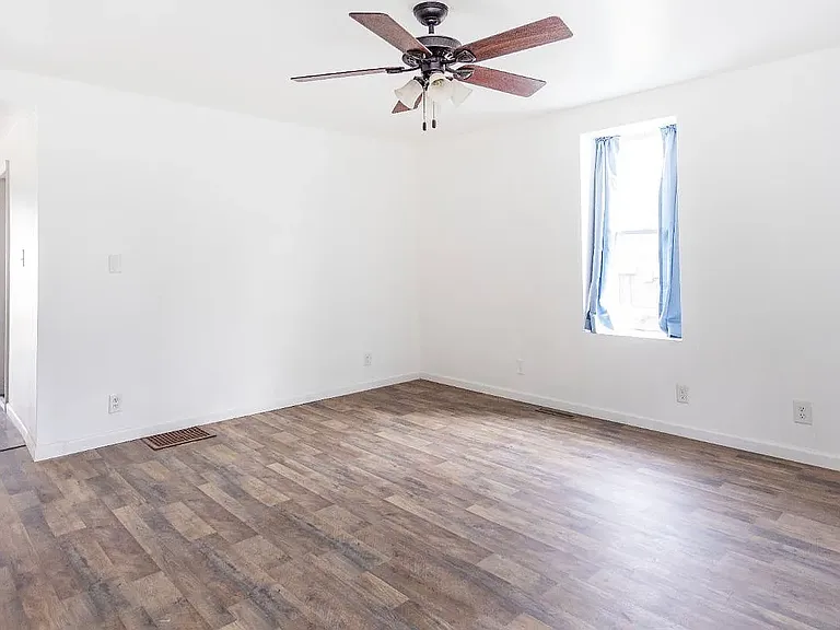 113 Laurel St — Photo 2