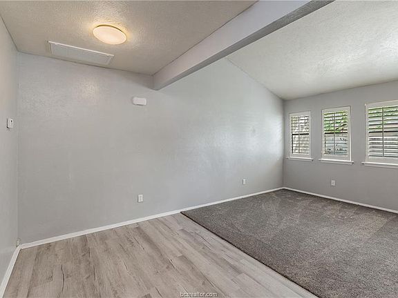 4th image of 2323 De Lee St APT 28