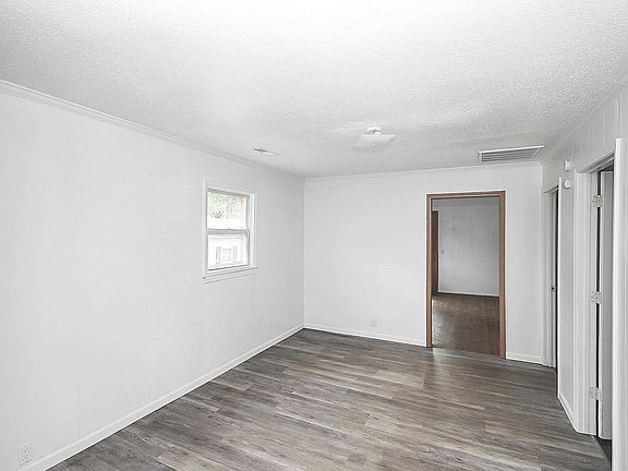 4th image of 521 E Holly St