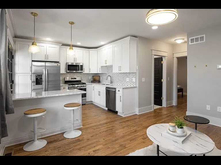 229-235 W 4th St #229 — Photo 2