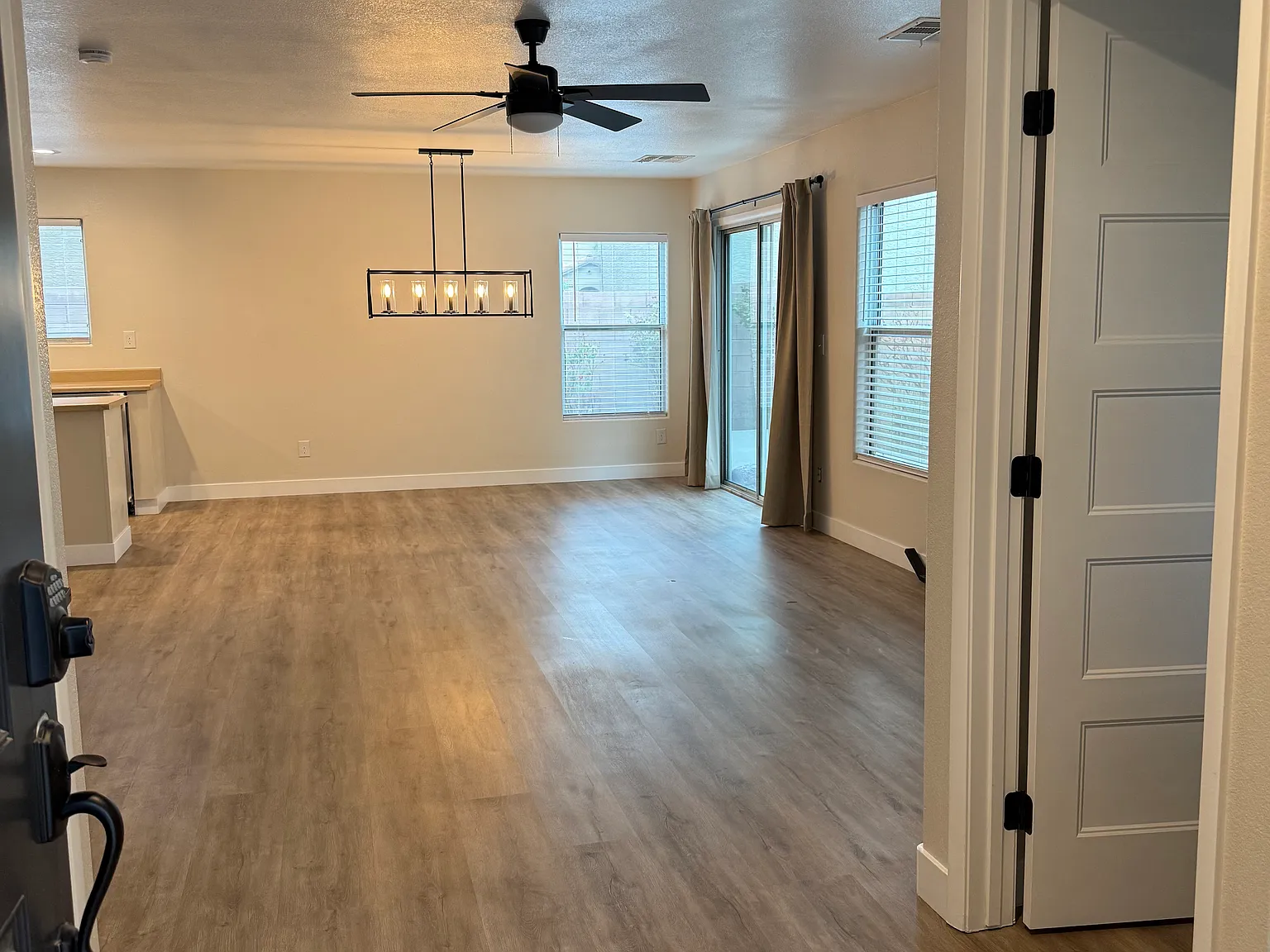 3 bed, 1301 sqft, $2,095 — Photo 2
