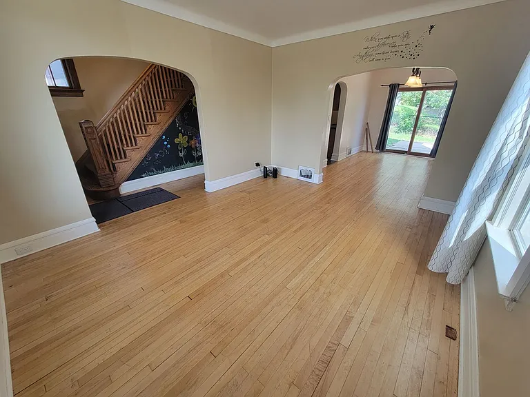 422 N 13th Ave E — Photo 2