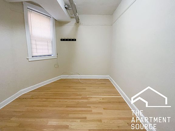 5th image of 1943 W Winnemac Ave APT Gdn