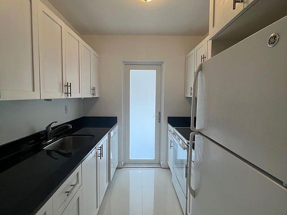 4th image of 1940 Biarritz Dr Unit 15-1940-15