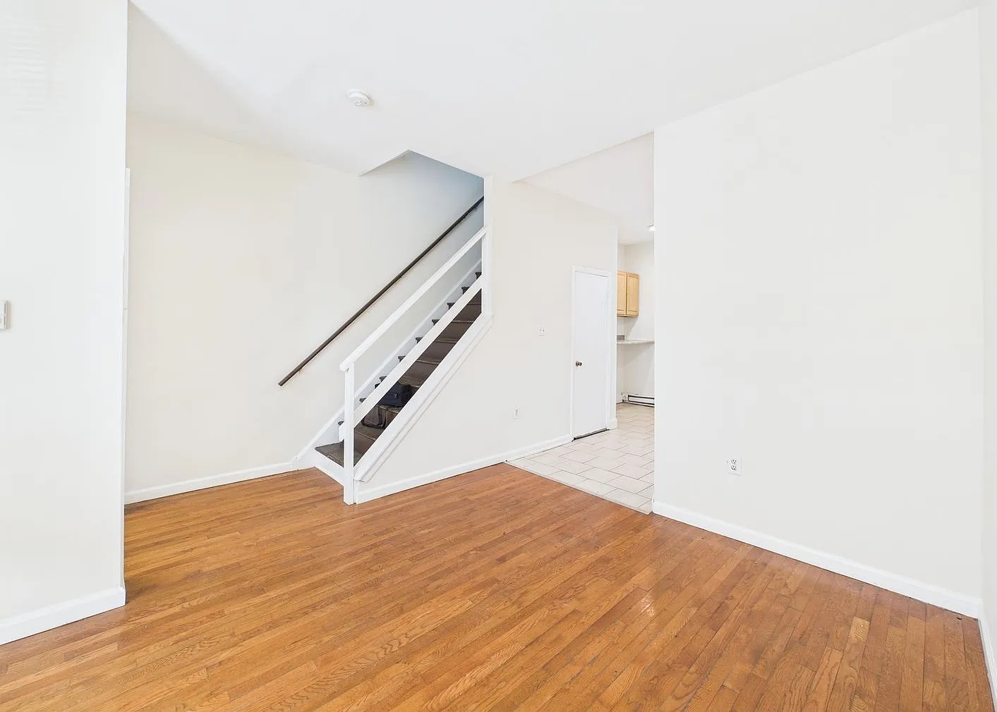 Huge 3 Bed 2 Bath Near Temple University Available Now — Photo 2