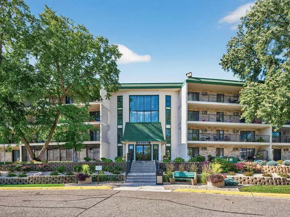 10501 Cedar Lake Rd APT 318, Minnetonka, MN 55305