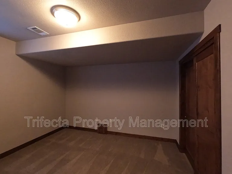 1032 Hessen Dr — Photo 22