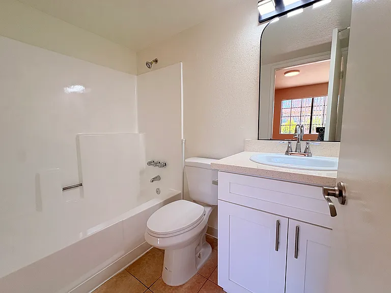 615 W Milford St — Photo 18