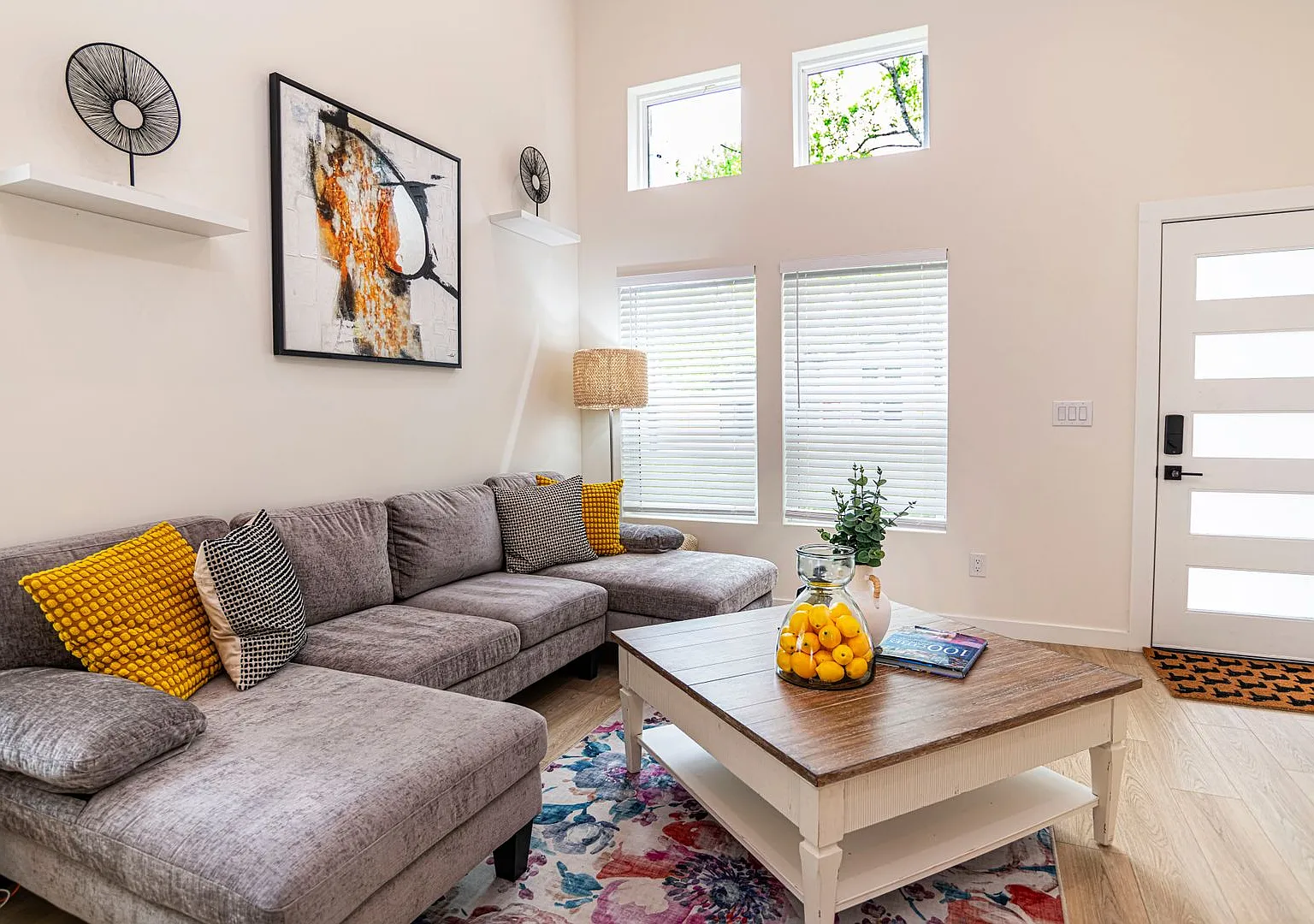 Spacious Fully Furnished 3BR/3BA home in a quiet neighborhood near downtown and beaches, featurin... — Photo 2