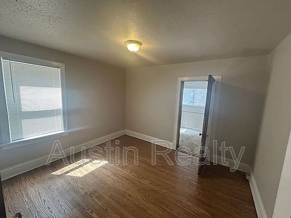 5th image of 4949 Lindenwood Ave Floor 1