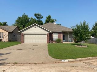 319 S Oakey Dr, Mustang, OK 73064