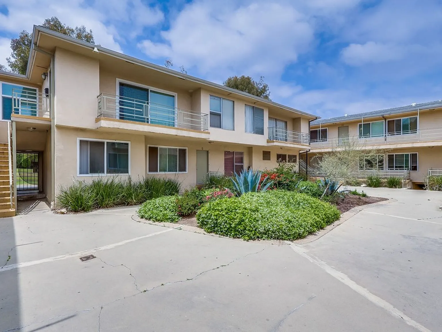 Baldwin Hills Apartment Living Convenient, Connected, Comfortable! — Photo 4
