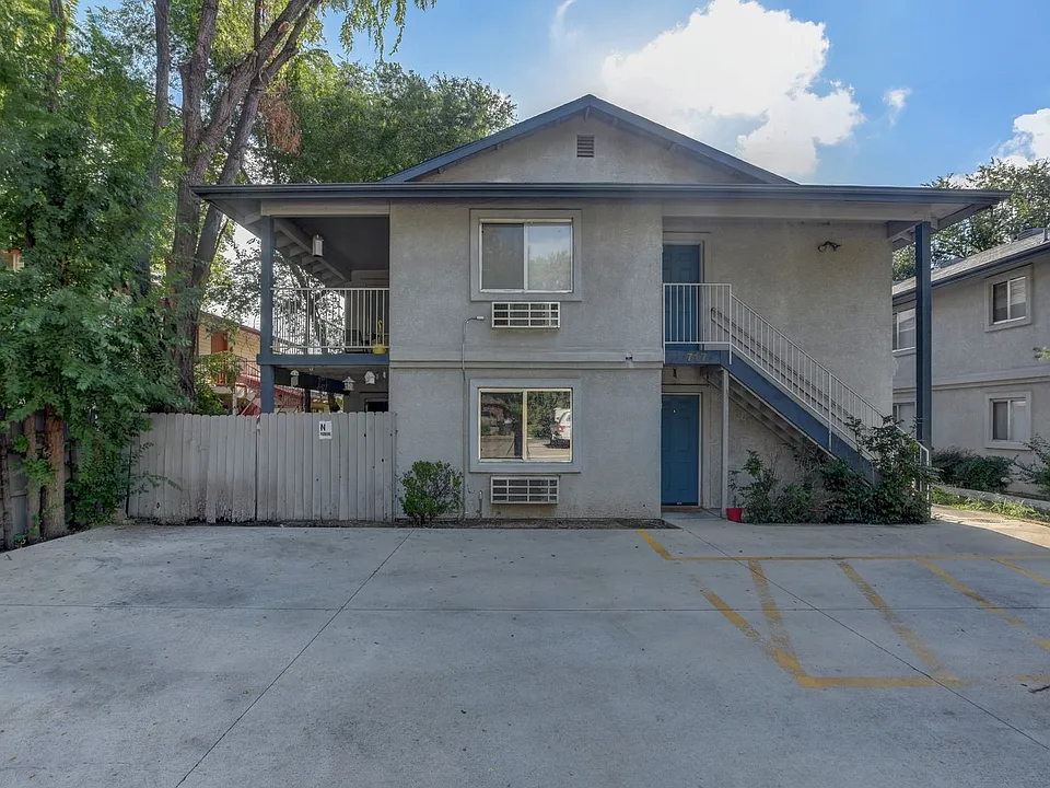 717 Bird St