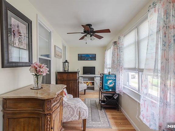 5th image of 334 Travers Pl