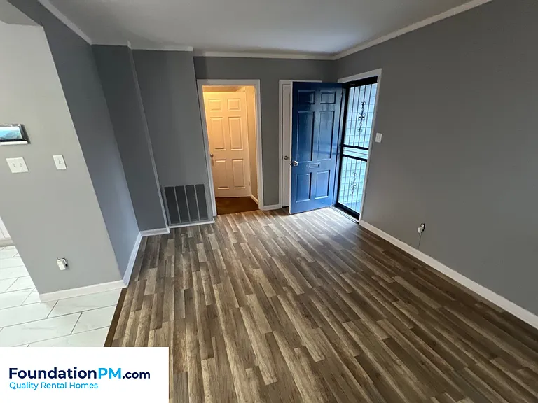 2412 Gentry Ave — Photo 5