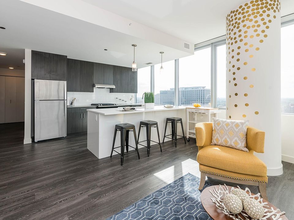1st image of 811 W Montrose Ave #601