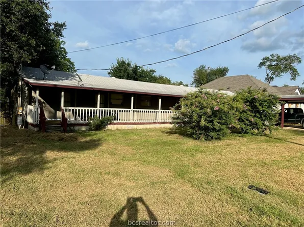 711 N Sharp St, Franklin, TX 77856