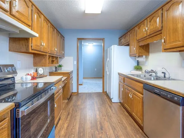 706 E Saturn Dr, Raymore, MO 64083