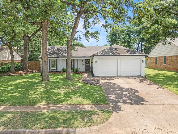3rd image of 408 Thorn Wood Dr