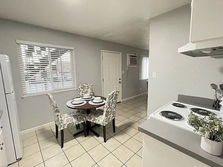 Lone Pine Apartments — Photo 45