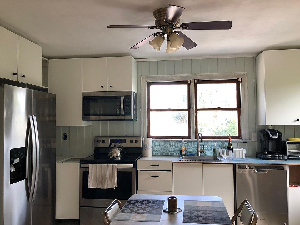 2nd image of 217 1/2 Davis St