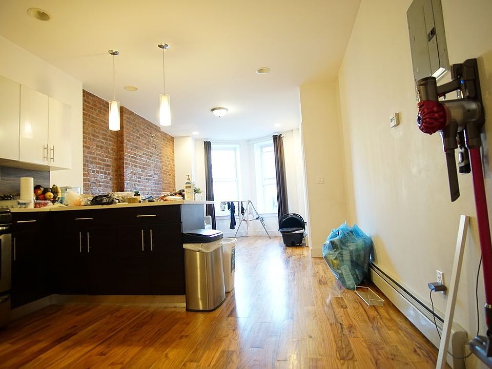 1st image of 899 Jefferson Ave APT 3