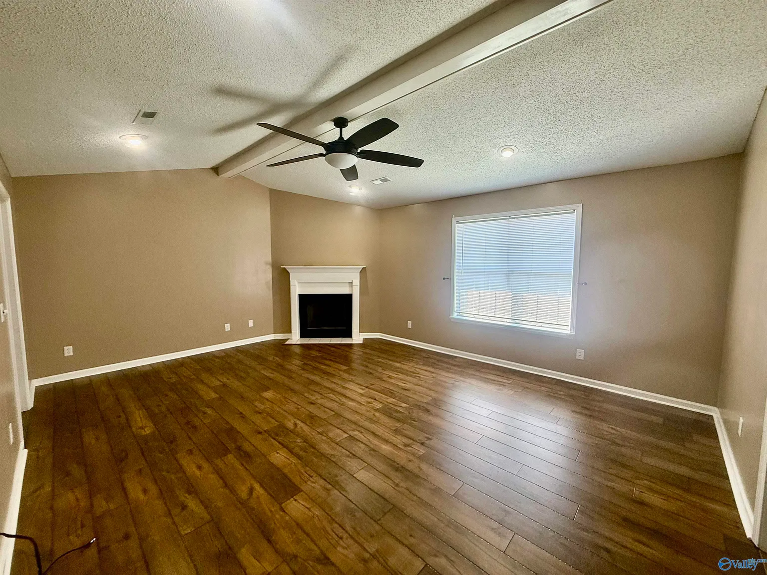3 bed, 2.0 bath, 1200 sqft, $1,350 — Photo 3