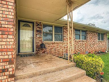 3rd image of 2112 Henderson Dr