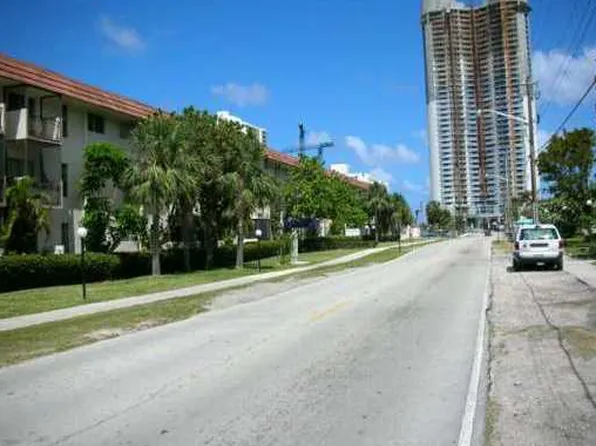 251 172nd St APT 221, Sunny Isles Beach, FL 33160