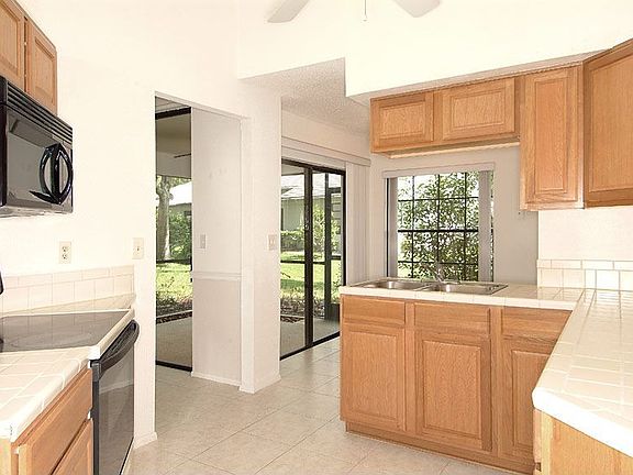 Updated kithcen w/ new cabinets and countertops
